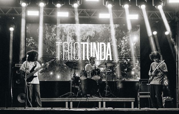 Trio Tunda apresenta o show “Brasis em Brasa” em Goiânia