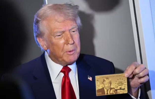 Trump adiciona taxa de US$ 100.000 para visto H-1B e lança 'Gold Card' a partir de US$ 1 milhão