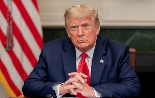 Trump assina decreto que oficializa acordo com Japão com tarifa-base de 15% e investimentos