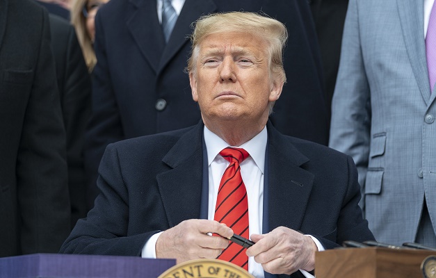 Trump assina ordem executiva que prevê tarifa adicional de 25% à Índia por negócios com Rússia