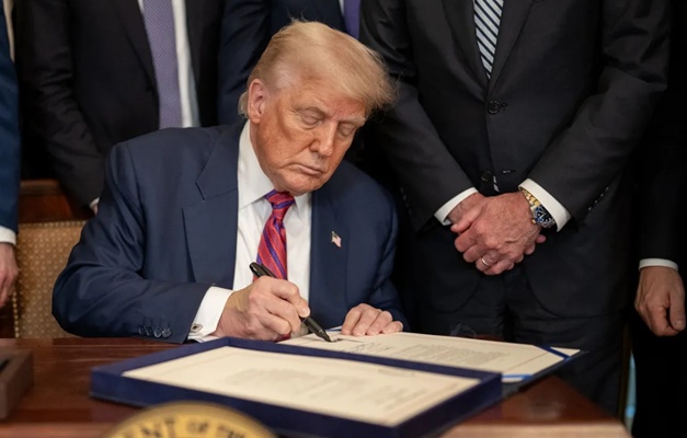 Trump assina ordem para renomear Departamento de Defesa para Departamento de Guerra