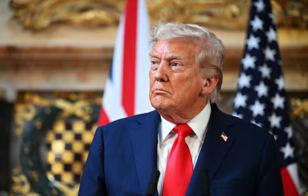 Trump diz que emissoras de TV deveriam perder licença por criticá-lo
