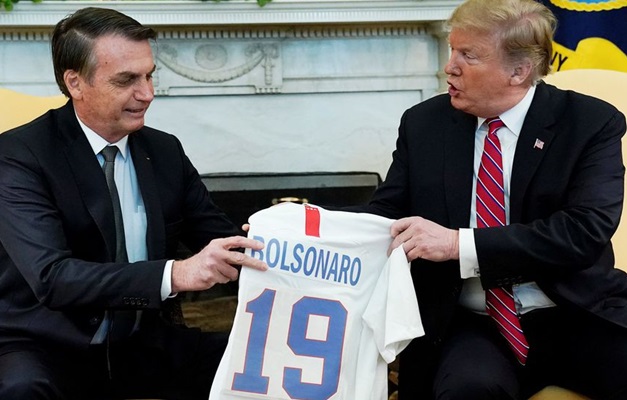 Trump e Bolsonaro trocam camisas das seleções de futebol