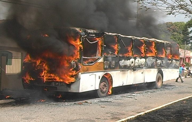 Ônibus escolar pega fogo em Aragarças (GO) e deixa uma criança morta