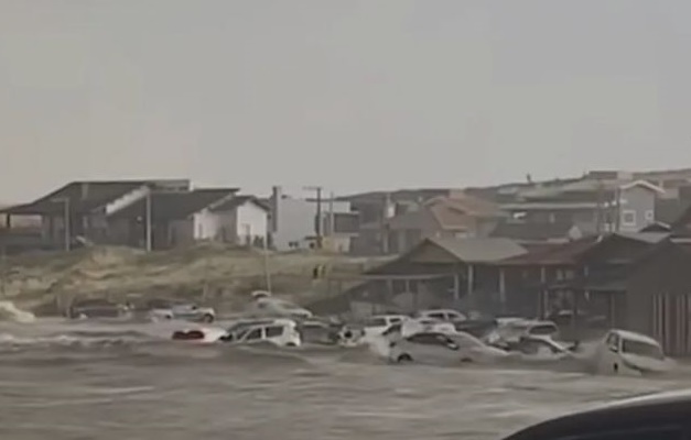 Tsunami meteorológico atinge Santa Catarina e arrasta veículos na praia