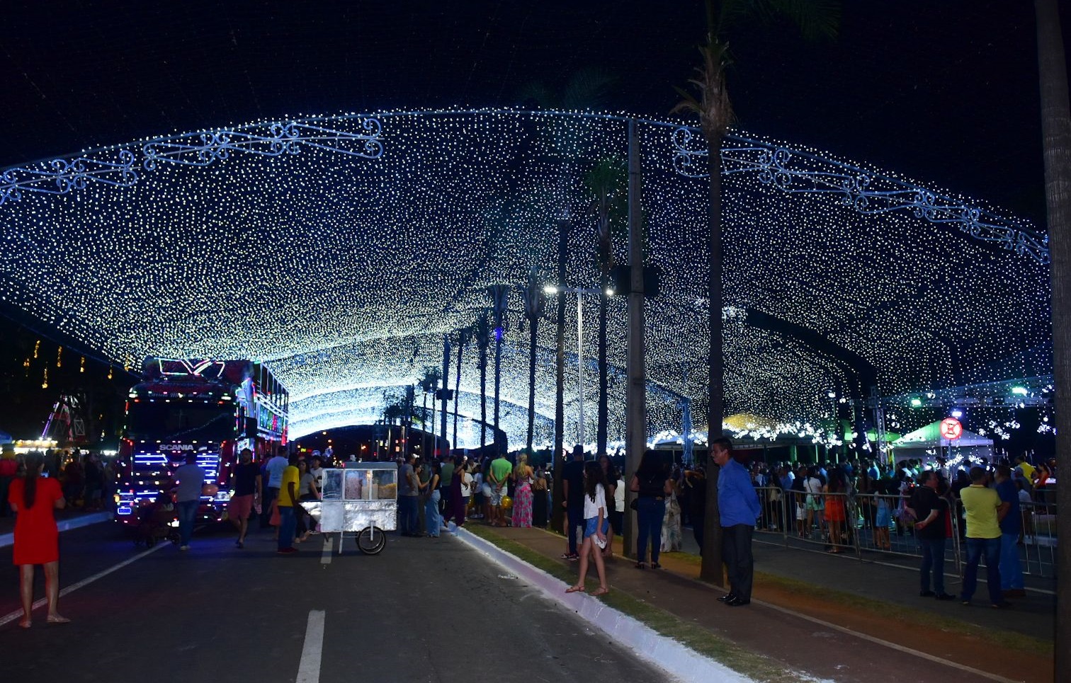Túnel da Praça Tamandaré conta com meio milhão de luzes natalinas