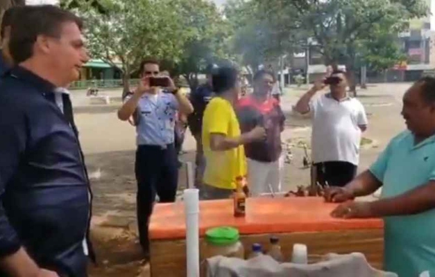Twitter deleta duas publicações de Bolsonaro visitando comércio em Brasília