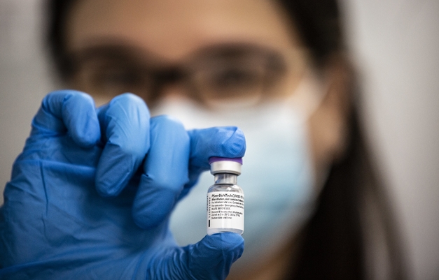 UFG estuda parceria com governo para abrigar vacinas da Pfizer em Goiânia