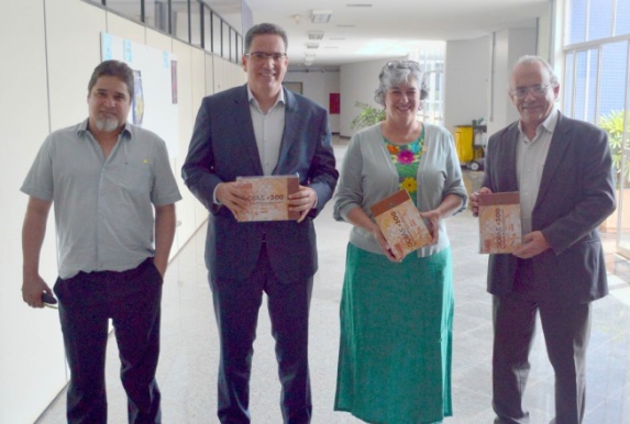 UFG recebe livros do Projeto "Goiás +300"