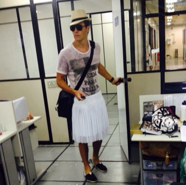 Rodrigo Faro posta foto chegando ao trabalho usando saia