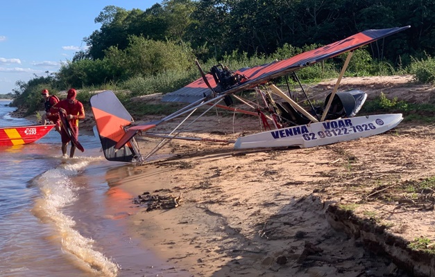Ultraleve cai no Rio Araguaia após piloto tentar fazer manobra perto do chão