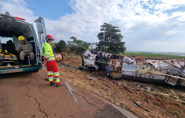 Ultrapassagem em local proibido termina com caminhoneiro morto em Rianápolis