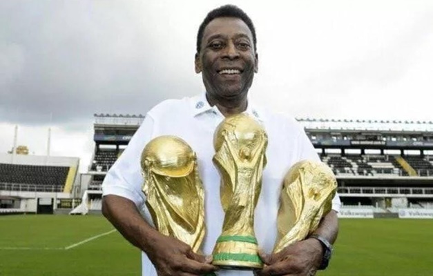 Um ano após morte, Pelé virou nome de estádios e prêmios, ganhou mausoléu e dia especial