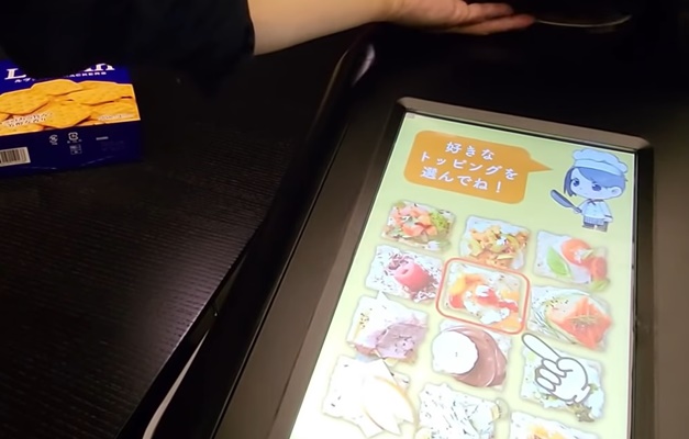 Universidade no Japão faz protótipo de tela “lambível” com sabores
