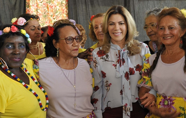 Valéria Perillo participa de festa junina no Cândida de Morais