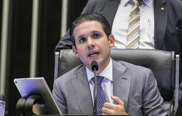 Vamos defender votação da urgência contra adultização de crianças nesta terça, diz Motta