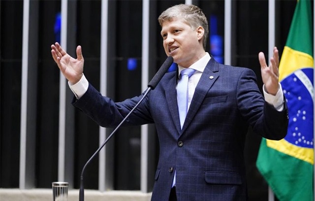 Van Hattem oficializa candidatura à presidência da Câmara e promete oposição ao governo Lula