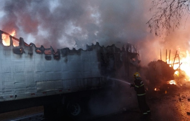 Veículo de carga pega fogo e deixa trânsito interditado na BR-153