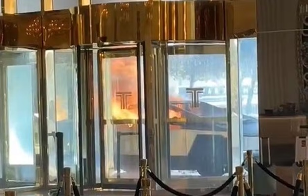 Veículo pega fogo e explode do lado de fora do saguão do hotel de Trump em Las Vegas