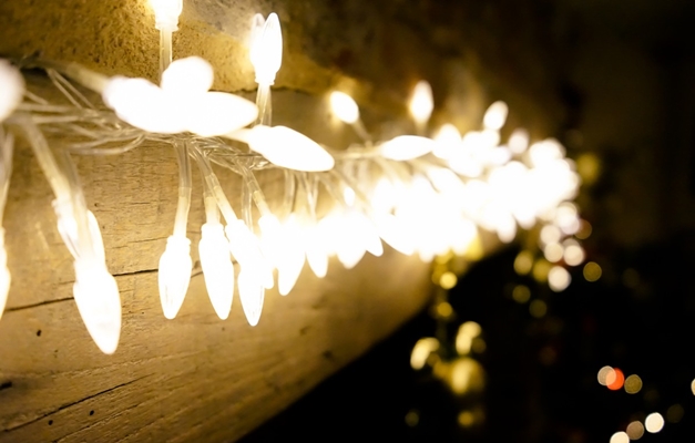 Veja dicas para evitar sobrecarga e acidentes com a decoração de Natal