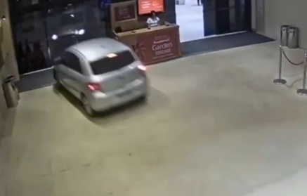 Veja momento em que carro invade shopping em Goiânia