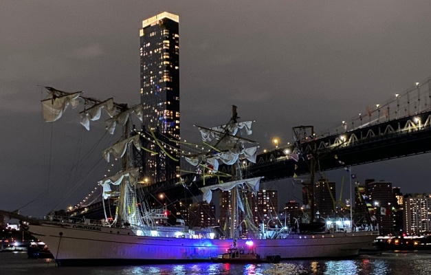 Veleiro mexicano colide com Ponte do Brooklyn em NY