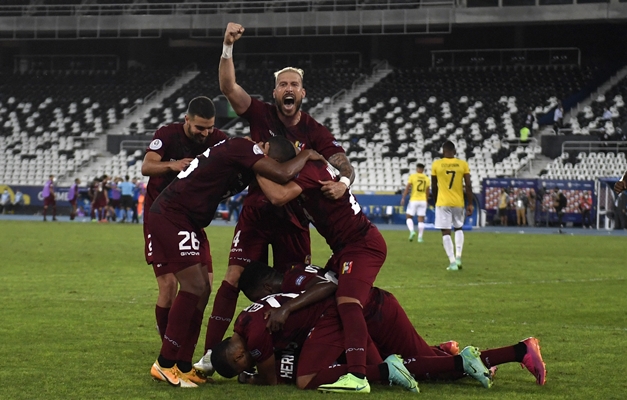 Venezuela marca aos 45 do 2º tempo e arranca empate com Equador na Copa América