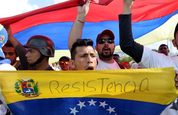 Venezuelanos aumentam pressão sobre Maduro com greve de 12 horas