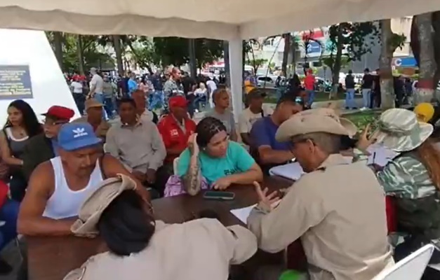 Venezuelanos participam de jornada de alistamento convocada por Maduro em meio à tensão com EUA
