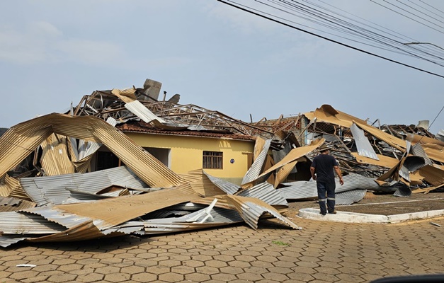 Ventania derruba telhados, destrói casas e assusta moradores de Três Ranchos