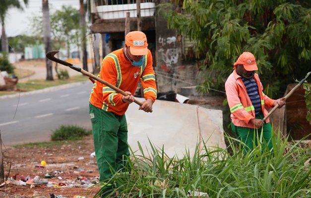 Vera Cruz II e outros 8 bairros de Goiânia recebem serviço de roçagem