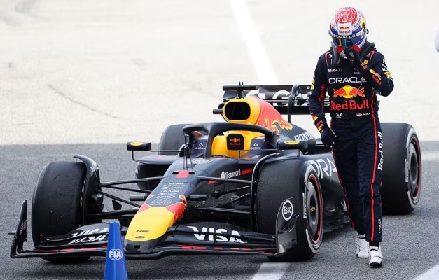 Verstappen admite erro em batida no GP da Espanha: 'Não deveria ter acontecido'