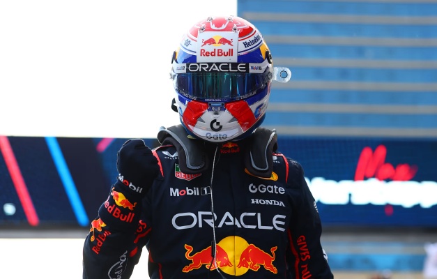 Verstappen supera Sainz em treino caótico no Azerbaijão e larga na pole