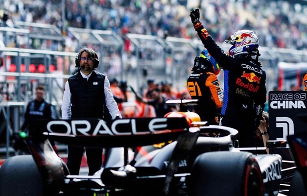 Verstappen vence com folga o GP da China de F-1 e já tem 25 pontos de vantagem no campeonato