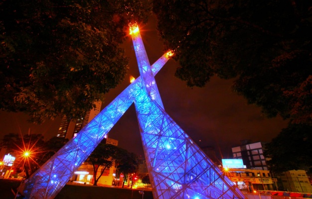 Viaduto Latif Sebba ganha iluminação azul em homenagem ao Dia do Autismo