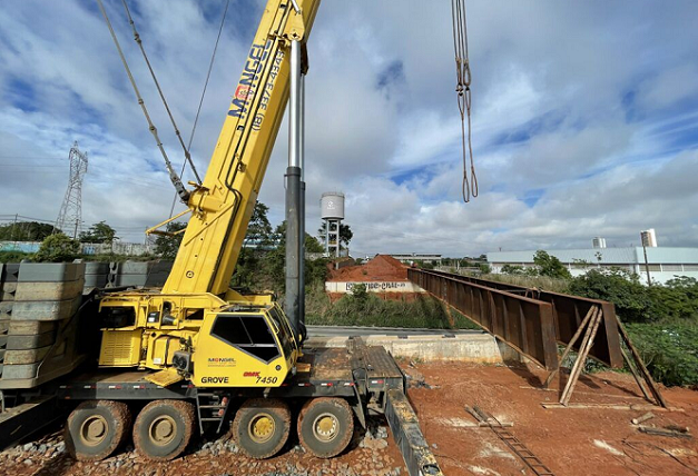 Viaduto Lauro Belchior, em Goiânia, recebe as primeiras vigas metálicas