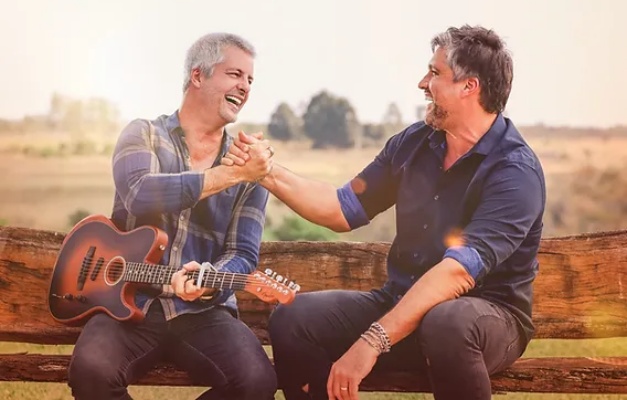 Victor & Leo apresentam show "Além da Viola" em Goiânia