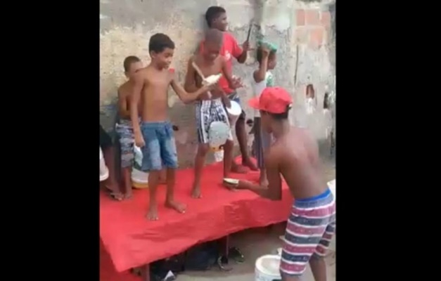 Vídeo de crianças tocando o samba-enredo da Beija-Flor com baldes viraliza