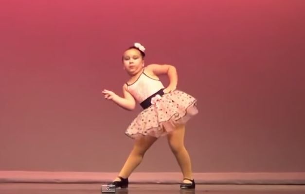 Vídeo de menina dançando Aretha Franklin faz sucesso no Facebook