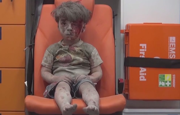Vídeo de menino resgatado de bombardeio na Síria comove o mundo