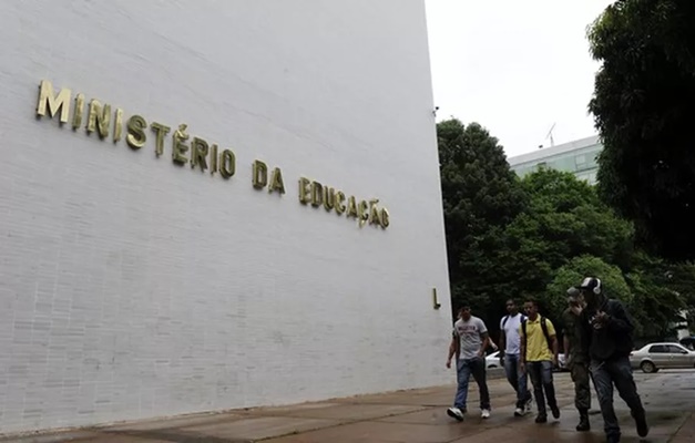 Vídeo mostra ato obsceno de alunos de Medicina em ginásio esportivo; MEC cobra faculdade