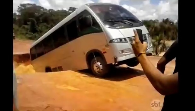 Vídeo mostra micro-ônibus sendo levado por correnteza no Pará