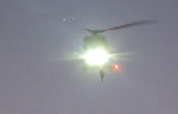 Vídeo mostra momento em que helicóptero médico cai em rodovia nos EUA
