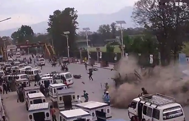 Vídeo mostra momento em que terremoto atinge avenida de Katmandu, no Nepal 