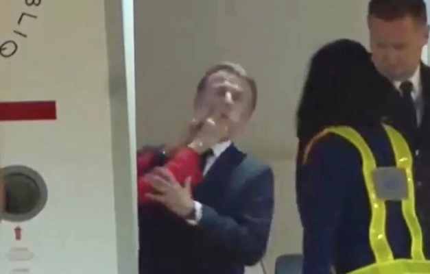 Vídeo mostra presidente da França levando tapa de primeira-dama; veja