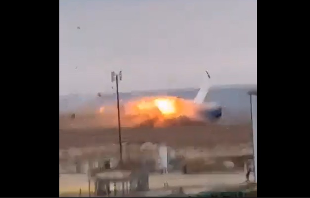 Vídeos mostram momento da queda de avião da Embraer no Cazaquistão