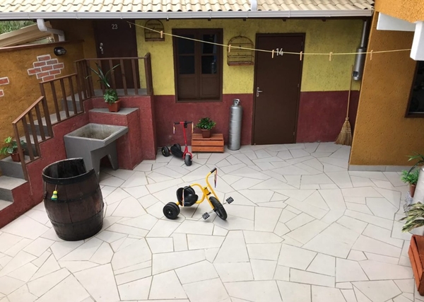 Vila do Chaves é reproduzida por pousada no interior de Santa Catarina