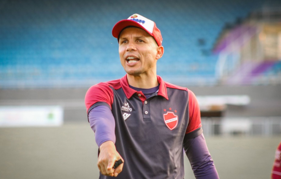 Vila Nova anuncia demissão do técnico Higo Magalhães