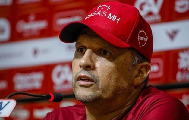 Vila Nova anuncia saída do técnico Claudinei Oliveira