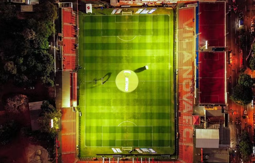 Vila Nova e Goiás duelam em clássico pela Série B com estádio lotado